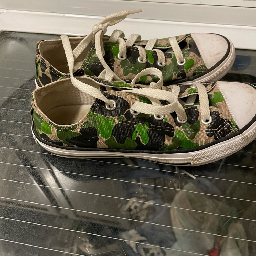 Girls size 2 converse - Picture 3 of 3